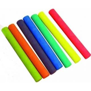 Caja de 100 tizas de colores.