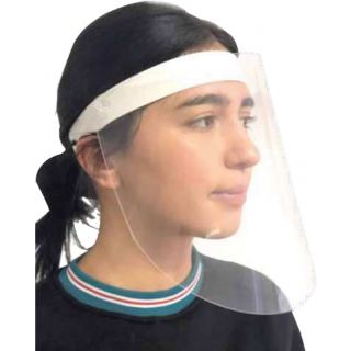 Visera protectora antisalpicaduras usada por una mujer.